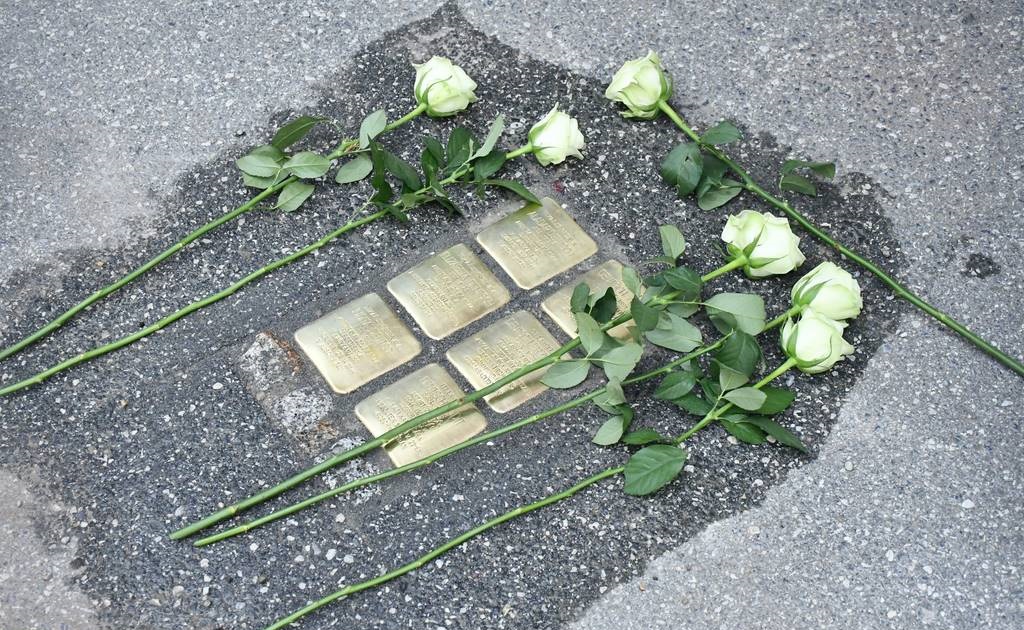 FOTO: Tlakovci spomina na dveh novih lokacijah v mestu FOTO: Tlakovci spomina na dveh novih lokacijah v mestu