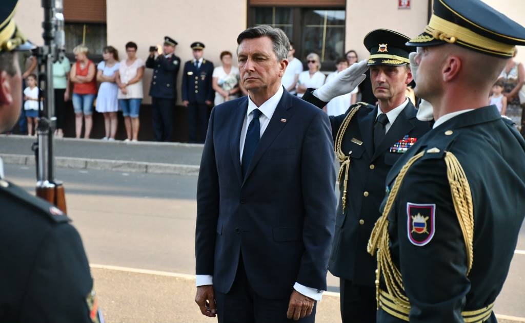 VIDEO, FOTO: Predsednik Pahor v Črenšovcih položil venec pred spomenikom Jožefa Klekla st., za tem je sledila regijska proslava VIDEO, FOTO: Predsednik Pahor v Črenšovcih položil venec pred spomenikom Jožefa Klekla st., za tem je sledila regijska proslava