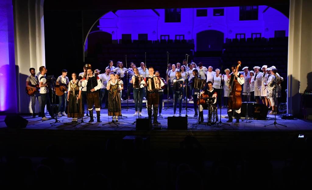 FOTO: Slovenski večer na letnem odru Gledališke in koncertne dvorane Lendava FOTO: Slovenski večer na letnem odru Gledališke in koncertne dvorane Lendava