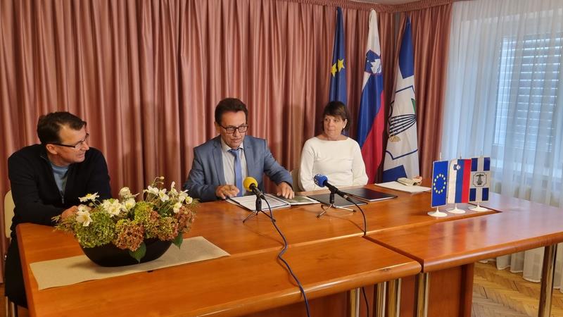 Reka Mura: Tudi v Razkrižju se veselijo podpisa pomembne pogodbe za realizacijo dolgo pričakovanih visokovodnih nasipov