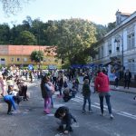 FOTO: Otroci zasedli cesto pred mestno hišo