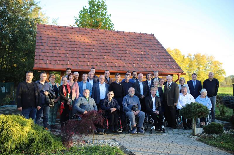 Društvo paraplegikov Prekmurja in Prlekije: Predstavitev projekta “Čebelarjenje za invalidne osebe”