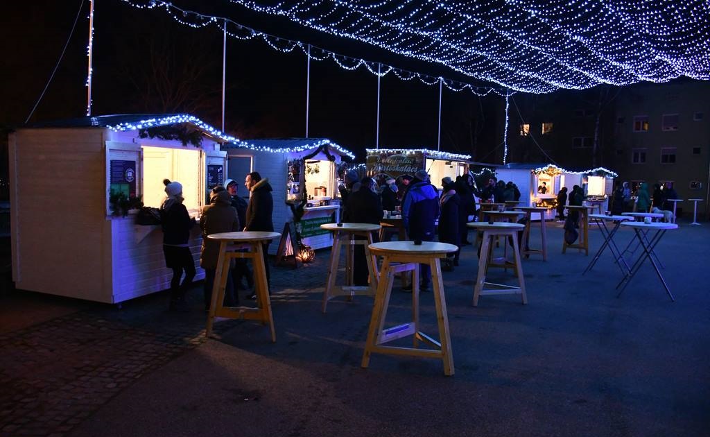 FOTO: Decembrska dežela: Nastop dua Zodiac na letnem odru Gledališke in koncertne dvorane Lendava FOTO: Decembrska dežela: Nastop dua Zodiac na letnem odru Gledališke in koncertne dvorane Lendava