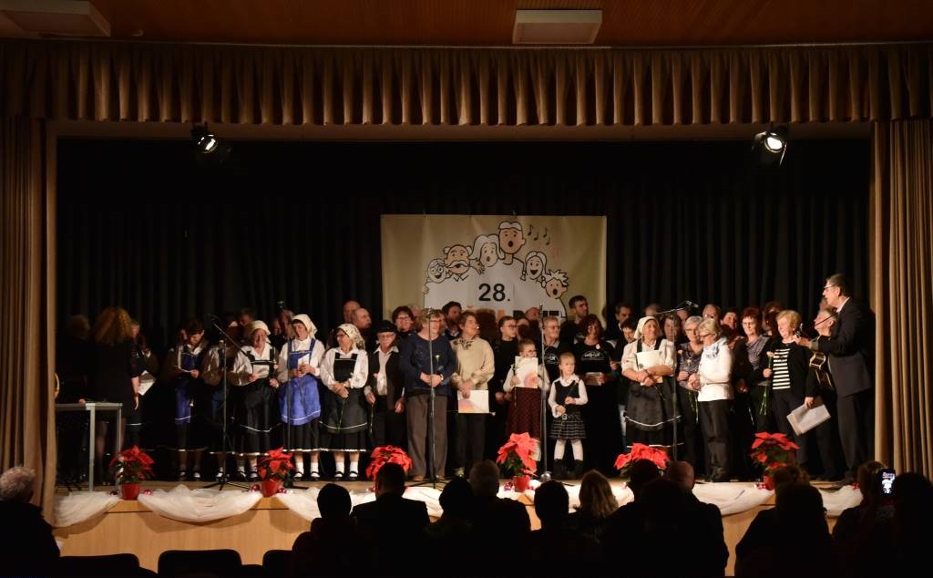 FOTO: V Kobilju organizirali prireditev Družina poje