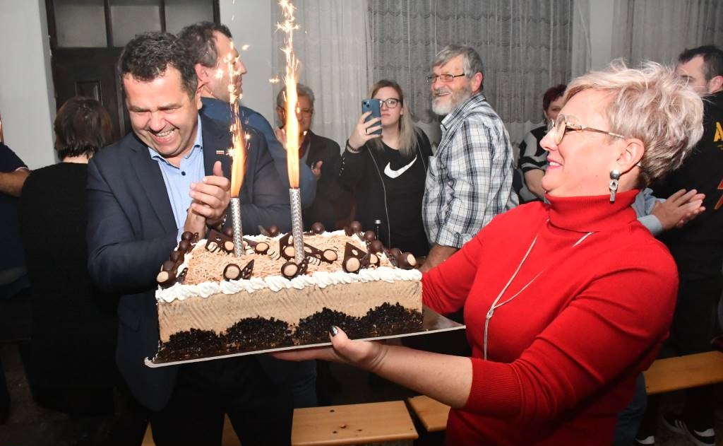 FOTO: V štabu Janeza Magyarja po zmagi veselo FOTO: V štabu Janeza Magyarja po zmagi veselo