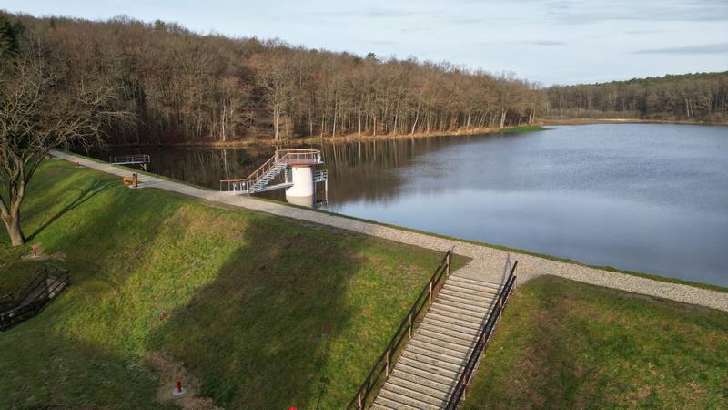Bukovniško jezero: Neznanec poškodoval navoj pri mehanizmu nove zapornice, jezero se tako polni z vodo