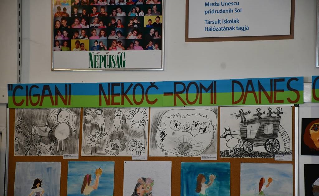 FOTO: V avli DOŠ I Lendava odprli razstavo “Cigani nekoč – Romi danes”
