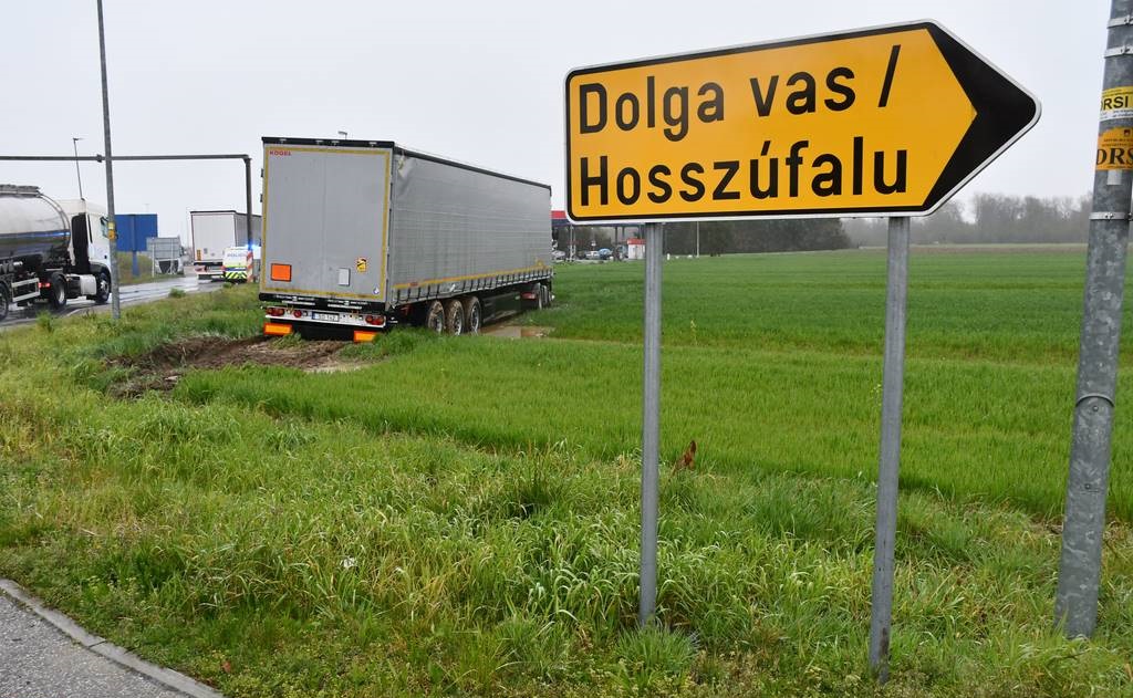 FOTO: Dolga vas: S tovornjakom čez krožišče na polje