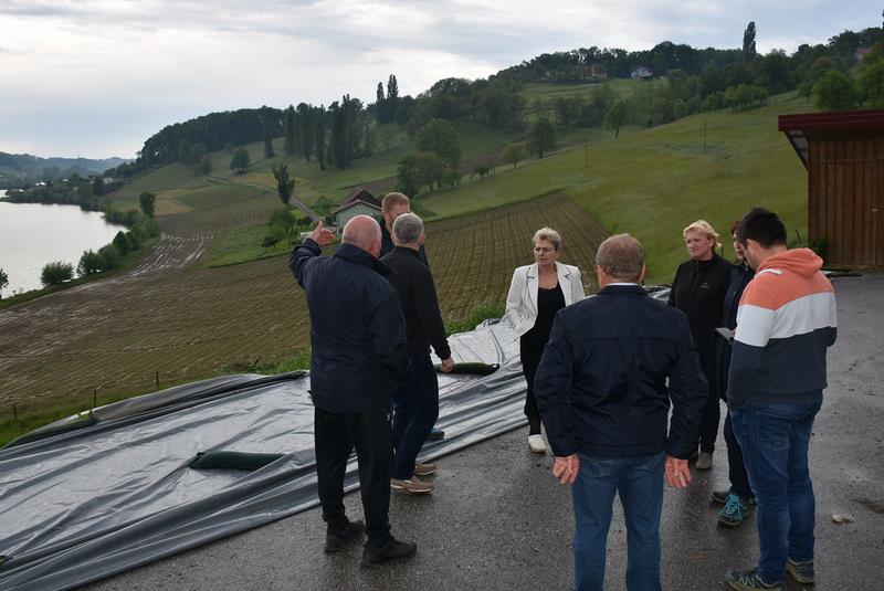 Ministrica Irena Šinko s kmeti iz Pomurja in Posavja o škodi, ki so jo utrpeli po poplavah Ministrica Irena Šinko s kmeti iz Pomurja in Posavja o škodi, ki so jo utrpeli po poplavah