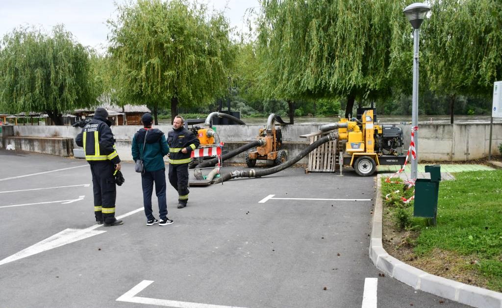 VIDEO, FOTO: Čez mejo razglašeni izredni protipoplavni ukrepi, v Murskem Središću zjutraj zagnali črpalke