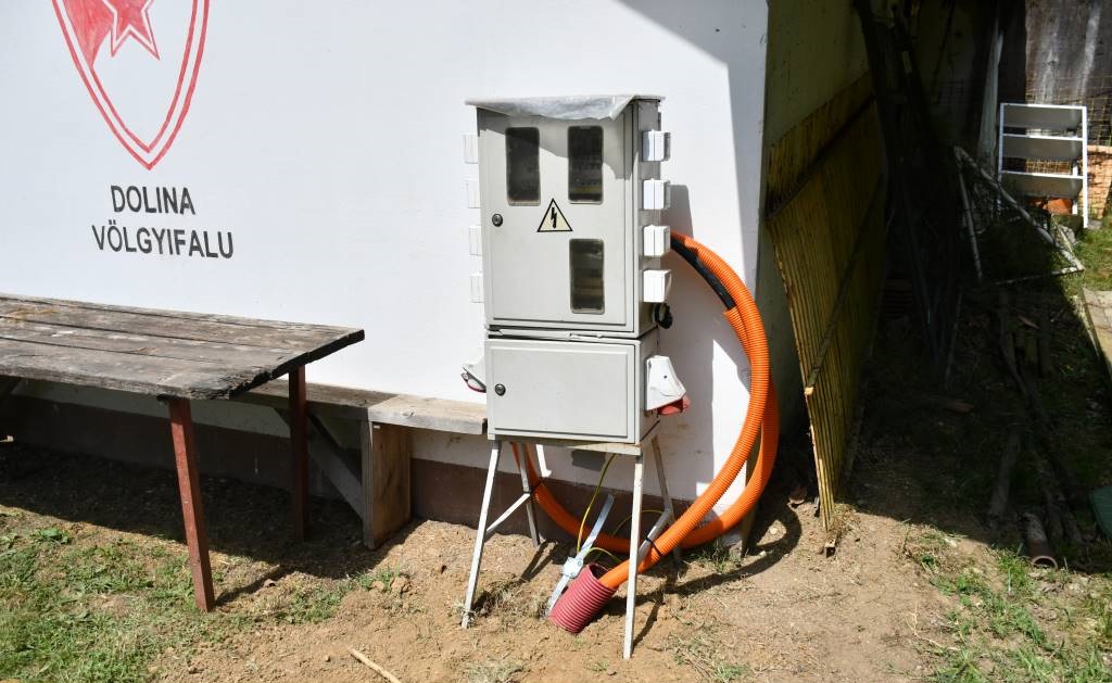 FOTO: Na nogometnem igrišču v Dolini pri Lendavi bo danes prvič zasvetila žarnica, katero ne bo poganjal agregat FOTO: Na nogometnem igrišču v Dolini pri Lendavi bo danes prvič zasvetila žarnica, katero ne bo poganjal agregat