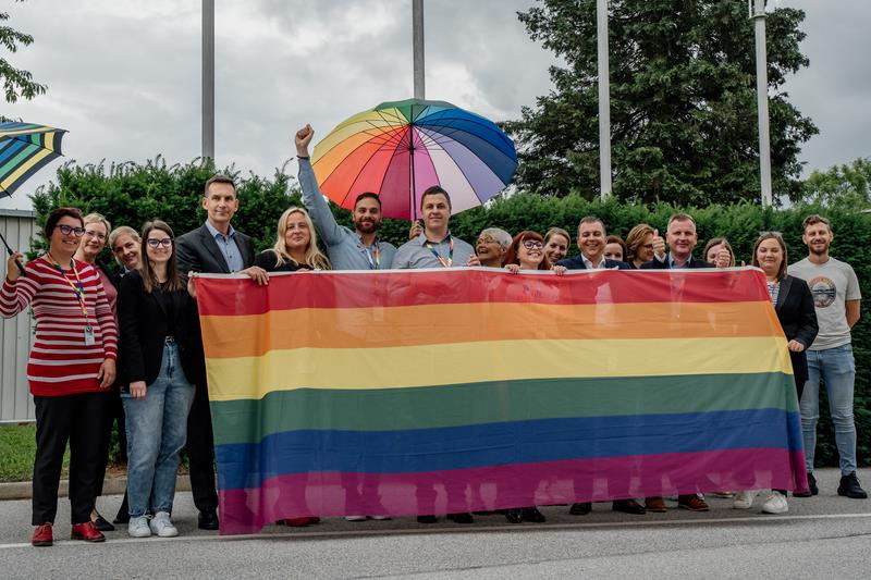 Lek ob začetku meseca ponosa tudi v Lendavi izobesil mavrično zastavo