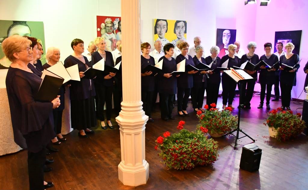 FOTO: Društvo upokojencev Lendava pripravilo polletni koncert društvenega pevskega zbora z gosti