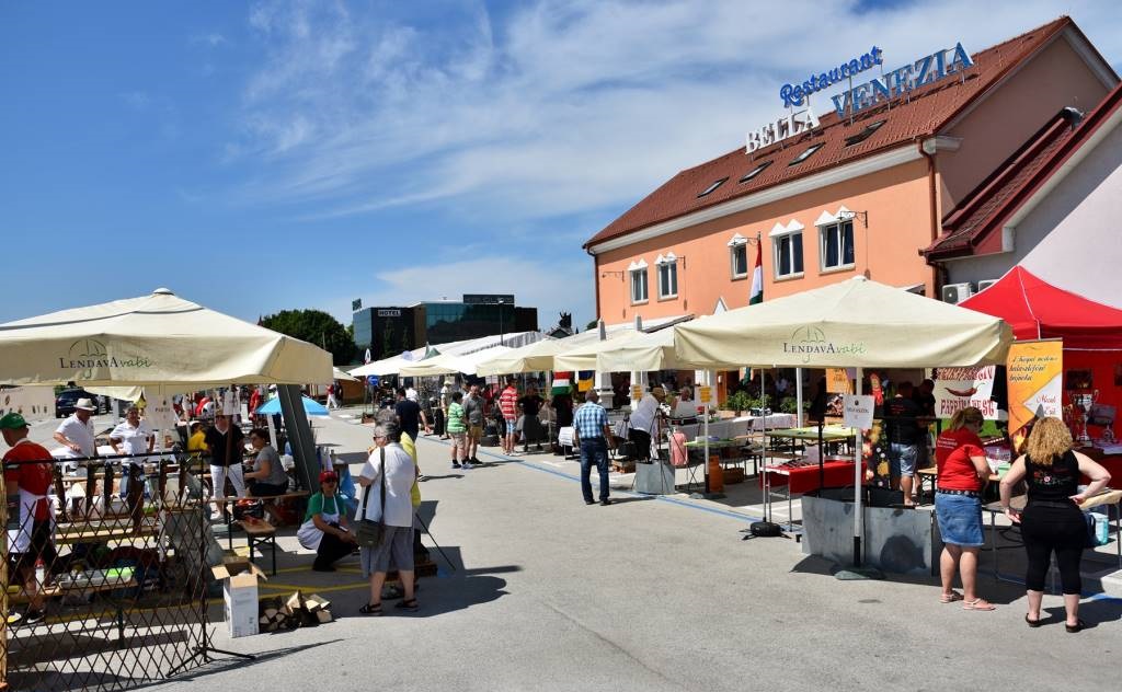 FOTO: V središču Lendave se odvija XV. Mednarodno tekmovanje v kuhanju ribje čorbe