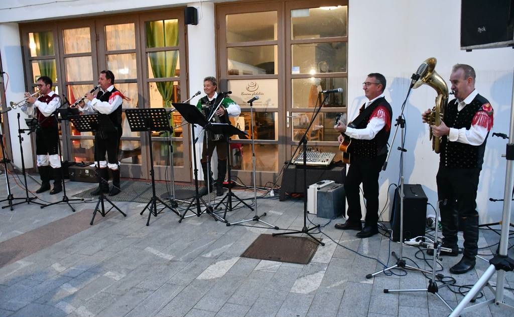 FOTO: Pred kavarno Gledališke in koncertne dvorane nastopili Dmvs Lindua&Lindenau ter narodnozabavni ansamber Jožefa Gerenčerja