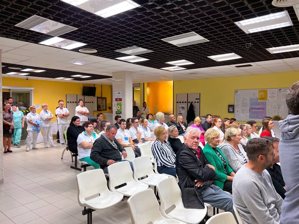 FOTO: V regijski bolnišnici odprli specializirano prodajalno ter prevzeli novo električno vozilo za paliativno oskrbo