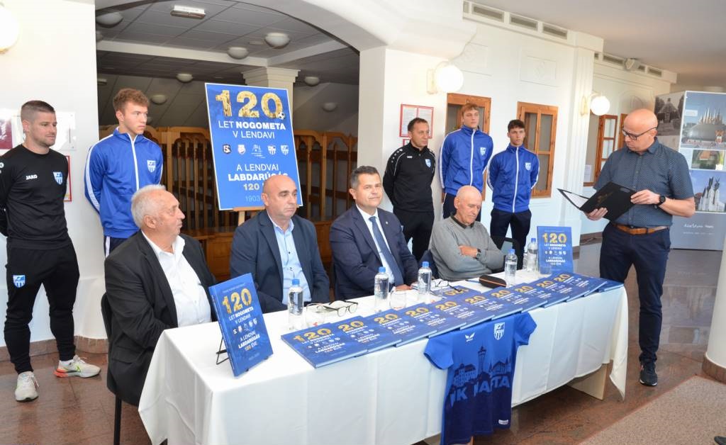 FOTO: V avli Gledališke in koncertne dvorane predstavili knjigo z naslovom “120 let nogometa v Lendavi” FOTO: V avli Gledališke in koncertne dvorane predstavili knjigo z naslovom “120 let nogometa v Lendavi”