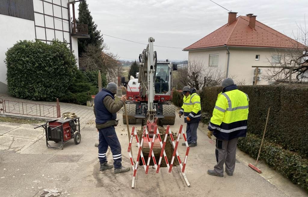 FOTO: Začela se je sanacija kanalizacijskega omrežja, prva dela potekajo v Panonskem naselju FOTO: Začela se je sanacija kanalizacijskega omrežja, prva dela potekajo v Panonskem naselju