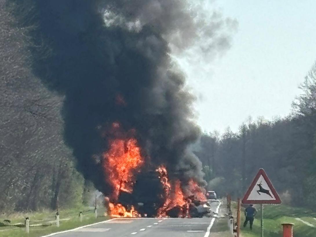 FOTO: Pomurske prometnice vnovič terjale smrtno žrtev, med Hotizo in Črenšovci trčila osebno in tovorno vozilo FOTO: Pomurske prometnice vnovič terjale smrtno žrtev, med Hotizo in Črenšovci trčila osebno in tovorno vozilo
