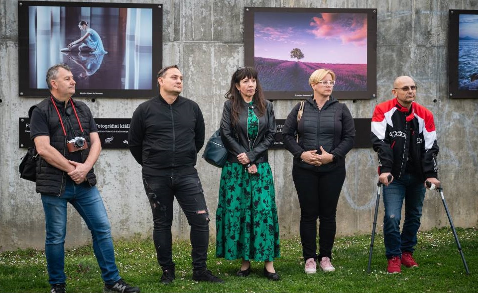 FOTO: V mestnem parku odprli fotografsko razstavo FOTO: V mestnem parku odprli fotografsko razstavo