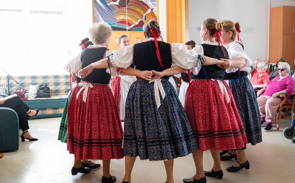 FOTO: V Domu starejših Lendava stanovalcem polepšali sobotni popoldan folkloristi iz Pinc FOTO: V Domu starejših Lendava stanovalcem polepšali sobotni popoldan folkloristi iz Pinc