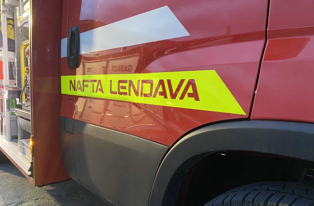 FOTO: Poklicna industrijska gasilska enota Nafta Lendava prejela novo gasilsko vozilo