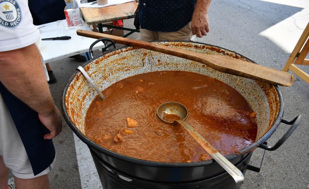 FOTO: Vzorci bograča na ocenjevanju, obiskovalci in člani ekip ga že okušajo FOTO: Vzorci bograča na ocenjevanju, obiskovalci in člani ekip ga že okušajo