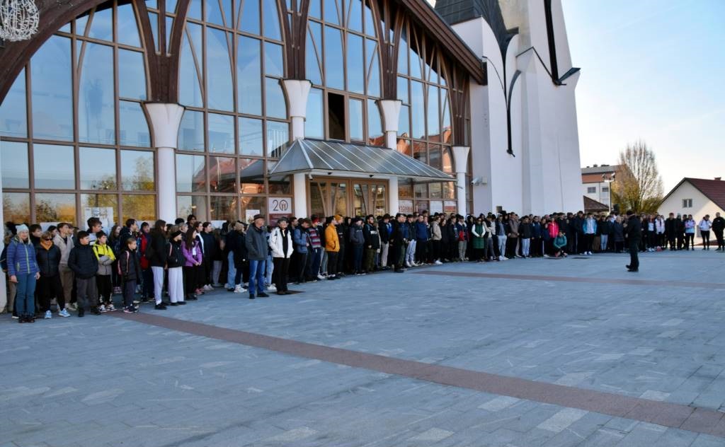 FOTO: Pohod proti zasvojenosti: Na pot so se podali osemnajstič! FOTO: Pohod proti zasvojenosti: Na pot so se podali osemnajstič!