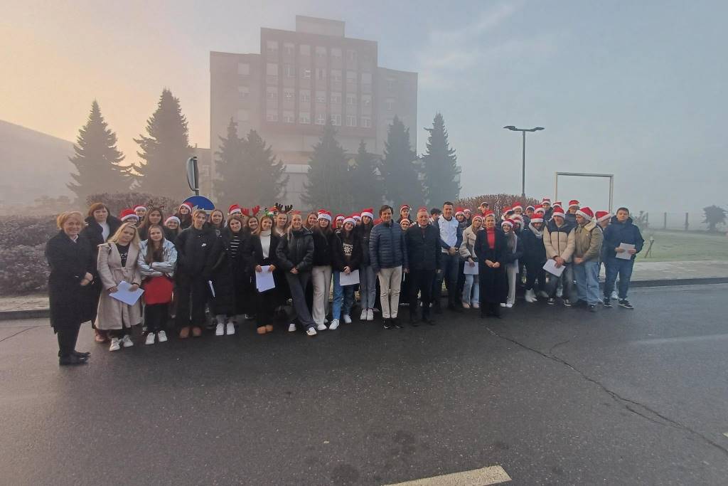 FOTO: V regijski bolnišnici najprej zapeli dijaki Srednje zdravstvene šole, za tem še vokalna skupina Žarek FOTO: V regijski bolnišnici najprej zapeli dijaki Srednje zdravstvene šole, za tem še vokalna skupina Žarek