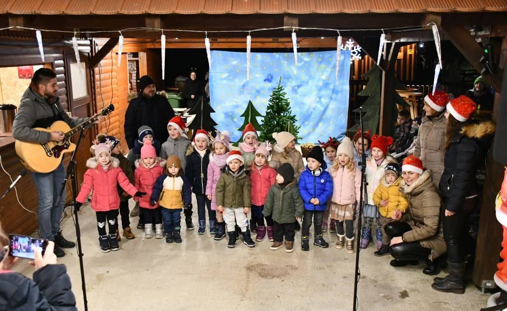 FOTO: Na Hotizi se je odvil 3. dobrodelni božični bazar