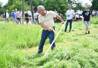 V Gornjem Lakošu bo znova zadišalo po tradiciji – prihaja 4. mednarodno tekmovanje v košnji trave z ročno koso!