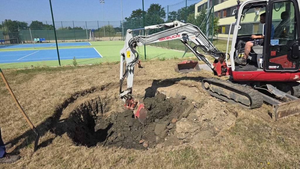 Občina Lendava je nabavila tri vgradne trampoline, vsi bodo nameščeni do prihodnjega tedna! Občina Lendava je nabavila tri vgradne trampoline, vsi bodo nameščeni do prihodnjega tedna!