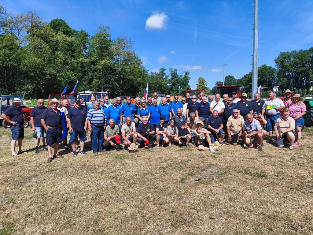 FOTO: 12. tradicionalno srečanje ljubiteljev starodobne tehnike na igrišču v Ižakovcih