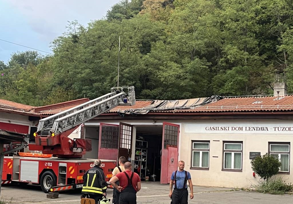 FOTO: Lendavski gasilski dom že pošteno najeda zob časa, največja težava je streha, ki se je v teh dneh že sesedla FOTO: Lendavski gasilski dom že pošteno najeda zob časa, največja težava je streha, ki se je v teh dneh že sesedla
