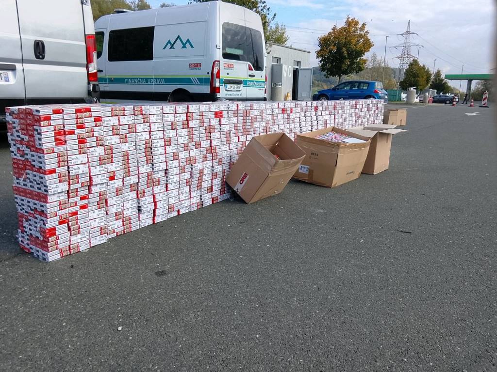 Pomurska avtocesta – Pince: V kombi stlačil kar 850 “štek” cigaret Pomurska avtocesta – Pince: V kombi stlačil kar 850 “štek” cigaret