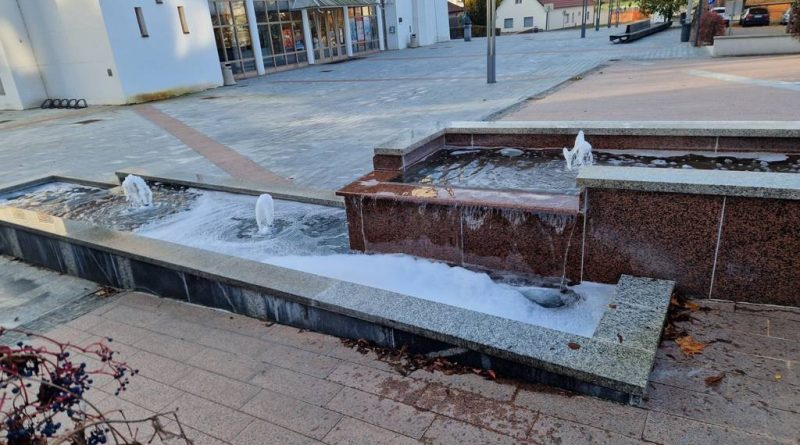 Trg Zale Györgya: V vodno fontano vnovič vlili penečo snov