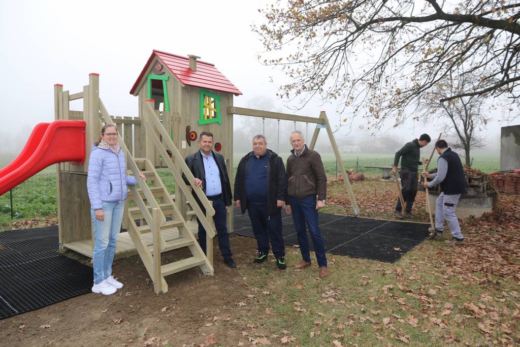 FOTO: Dvorišče vaškega doma v Gornjem Lakošu bogatejše za otroško igralo FOTO: Dvorišče vaškega doma v Gornjem Lakošu bogatejše za otroško igralo