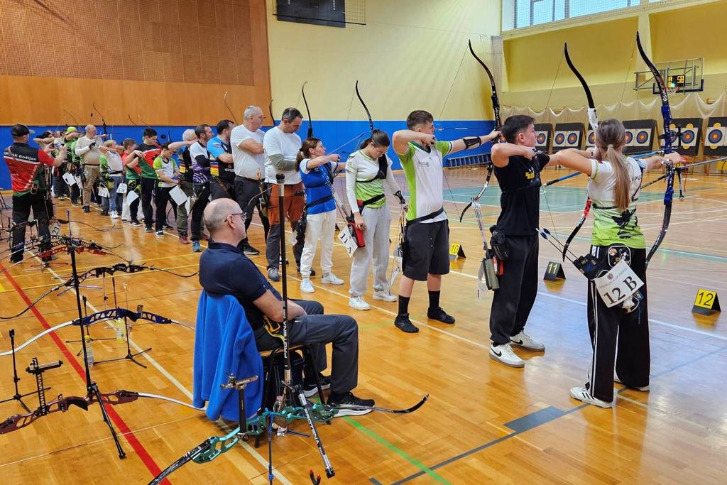 FOTO: Dvoransko tekmovanje Lokostrelskega kluba Lendava, domači tekmovalci dosegli vrhunske uvrstitve