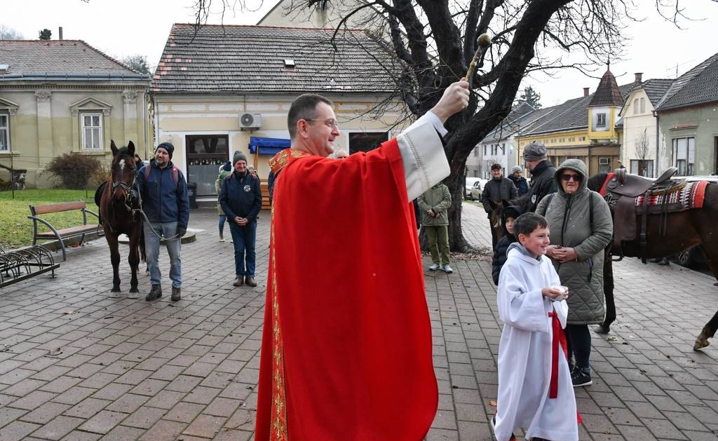 FOTO: Tudi v Lendavi, na današnje Štefanovo, blagoslovili konje FOTO: Tudi v Lendavi, na današnje Štefanovo, blagoslovili konje