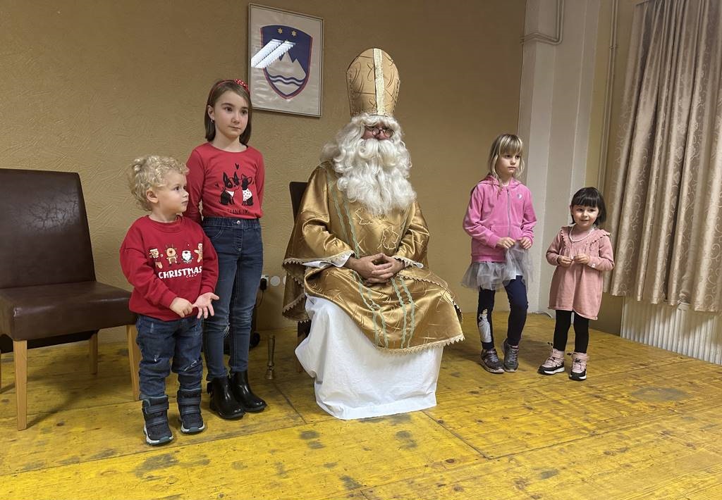 FOTO: Miklavž razveselil tudi otroke v Petišovcih