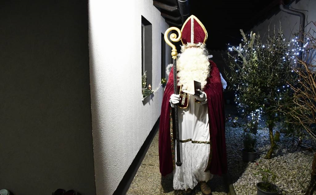 FOTO: Trimlini: Prvi od dobrih mož po hišah obiskal in obdaril otroke FOTO: Trimlini: Prvi od dobrih mož po hišah obiskal in obdaril otroke