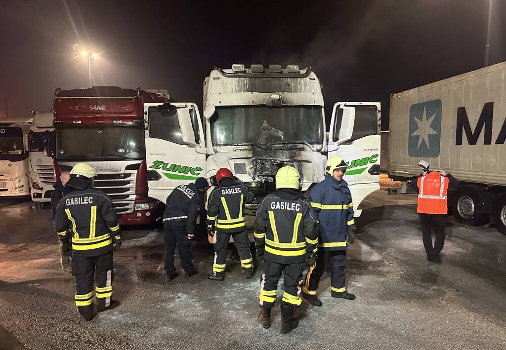 FOTO: V Dolgi vasi skorajda zgorelo tovorno vozilo v katerem je bil speči voznik FOTO: V Dolgi vasi skorajda zgorelo tovorno vozilo v katerem je bil speči voznik