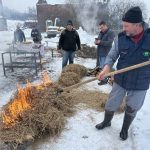 FOTO: V Dolgi vasi so se pri tradicionalnem opravilu zbrali vaščani