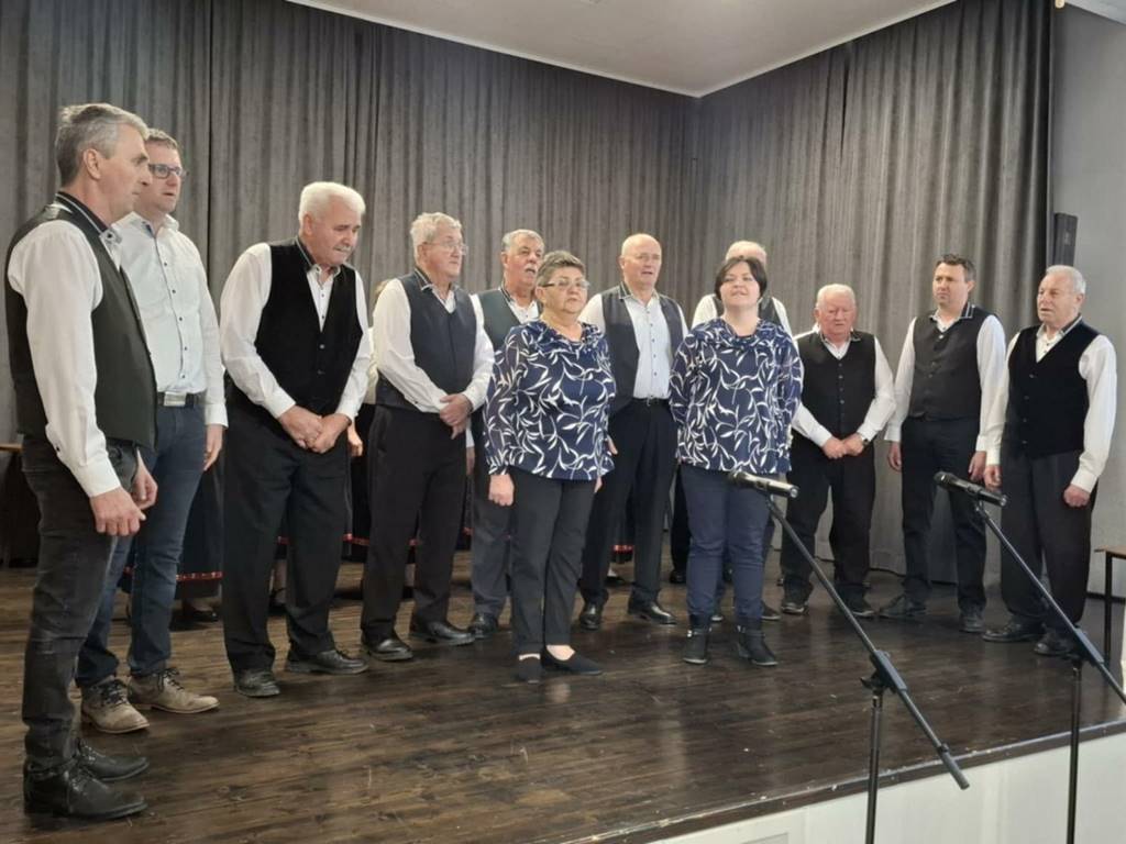 FOTO: Kulturni društvi iz Kapce in Gaberja v Gaberju pripravili skupno prireditev ob kulturnem prazniku