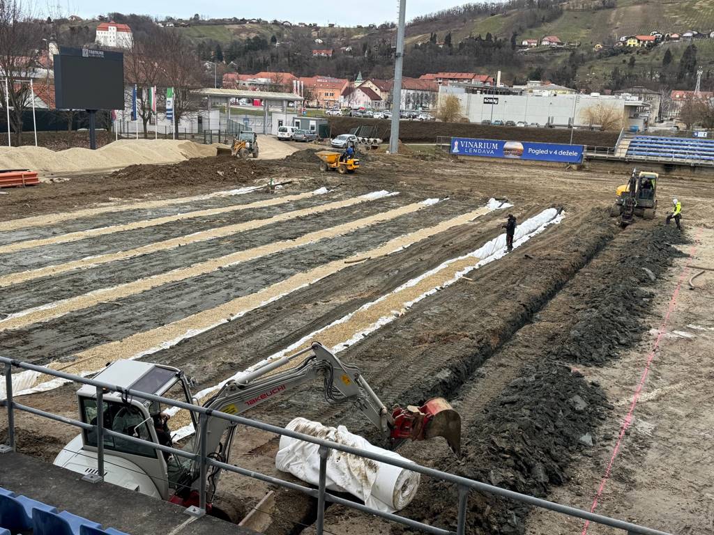 FOTO: Igrišče lendavskega Športnega parka sredi sanacije