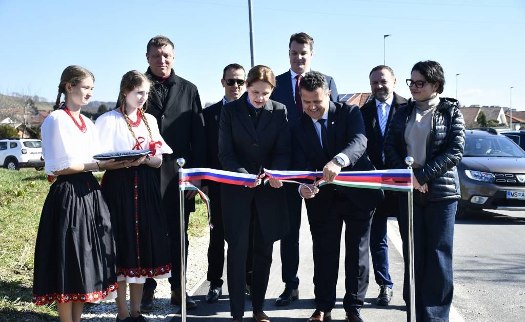 VIDEO, FOTO: Ministrica mag. Bratušek in župan Občine Lendava Magyar tudi uradno svojemu namenu predala cesto Lendava–Pince