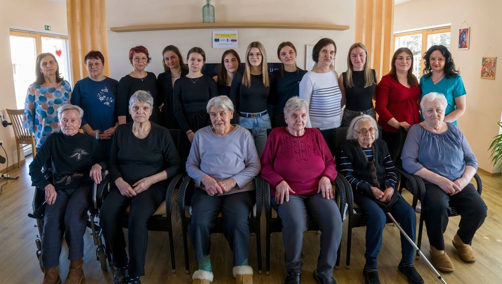 GEN+ v Odrancih: Dijakinje lendavske dvojezične šole pričarale nasmehe v dnevnem centru