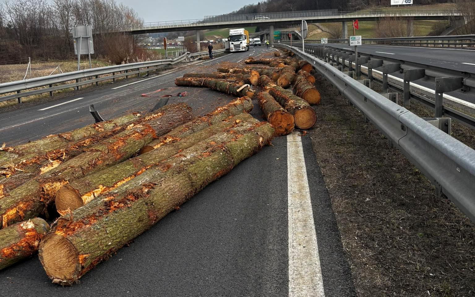 Popolna zapora pomurske avtoceste iz smeri Murske Sobote prti Mariboru