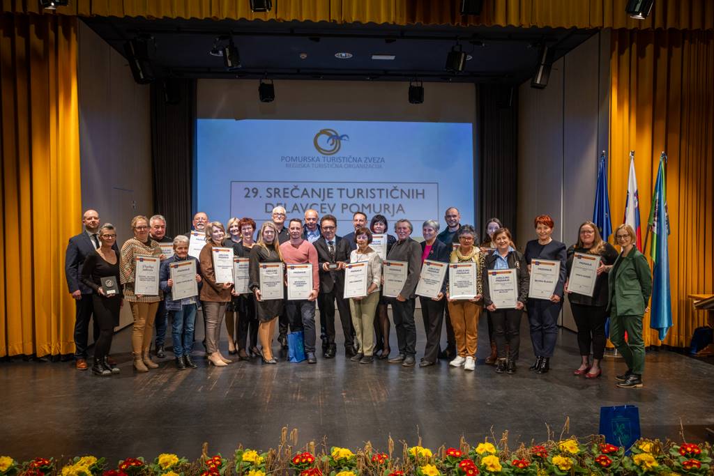 FOTO: Pomurska turistična zveza podelila priznanja, plaketi in kipec štorklje
