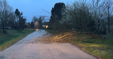 Še vedno velja rdeče vremensko opozorilo: Veter bo začel slabeti šele pozno popoldan, a postopoma Še vedno velja rdeče vremensko opozorilo: Veter bo začel slabeti šele pozno popoldan, a postopoma